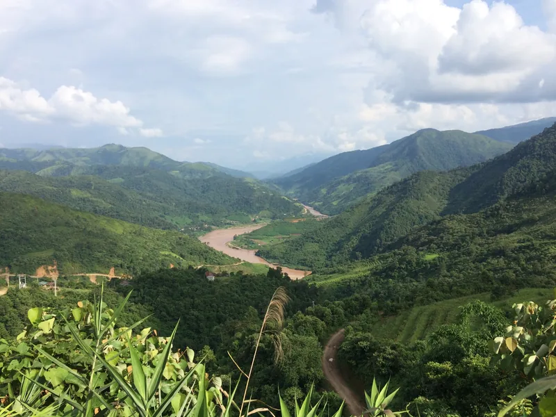 Dòng sông uốn qua thung lũng núi xanh ở vùng Ka Lăng, Mường Tè cũ