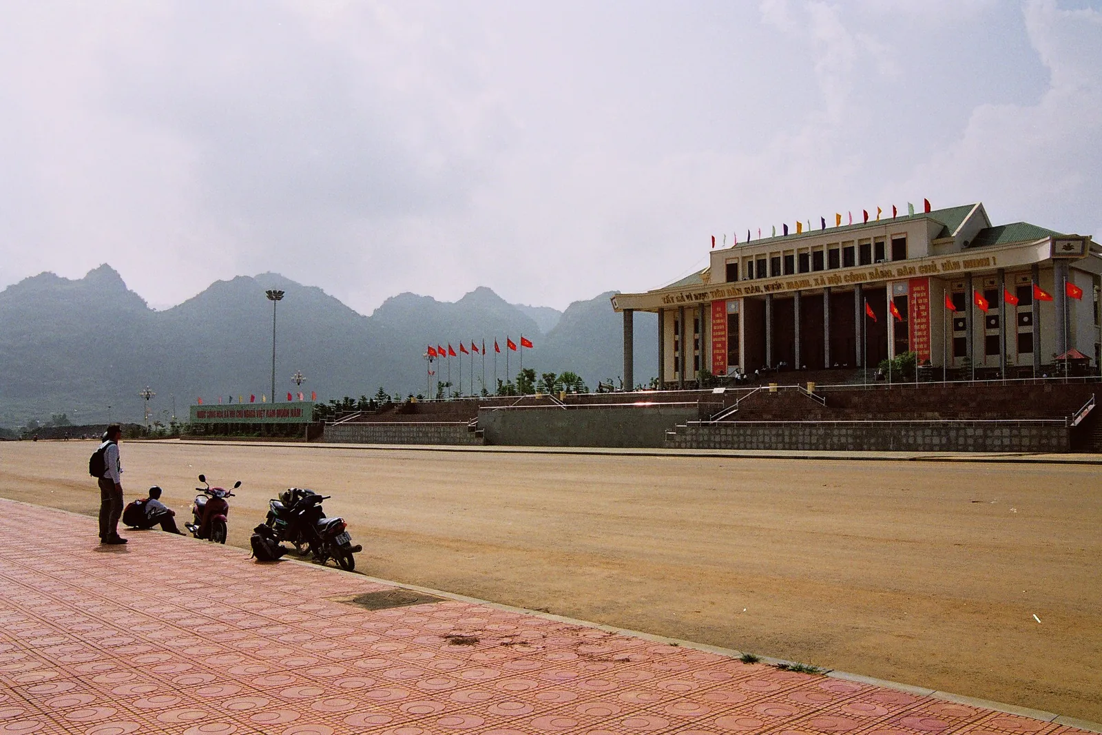 Quảng trường và tòa nhà lớn mái đỏ ở trung tâm tỉnh Lai Châu, phía sau là núi đá