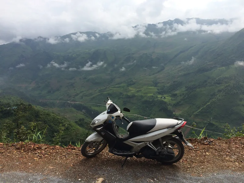 Thung lũng Nậm Ban (Sìn Hồ cũ) trong mây nhìn từ mép đường đèo, một chiếc xe máy dựng bên đường