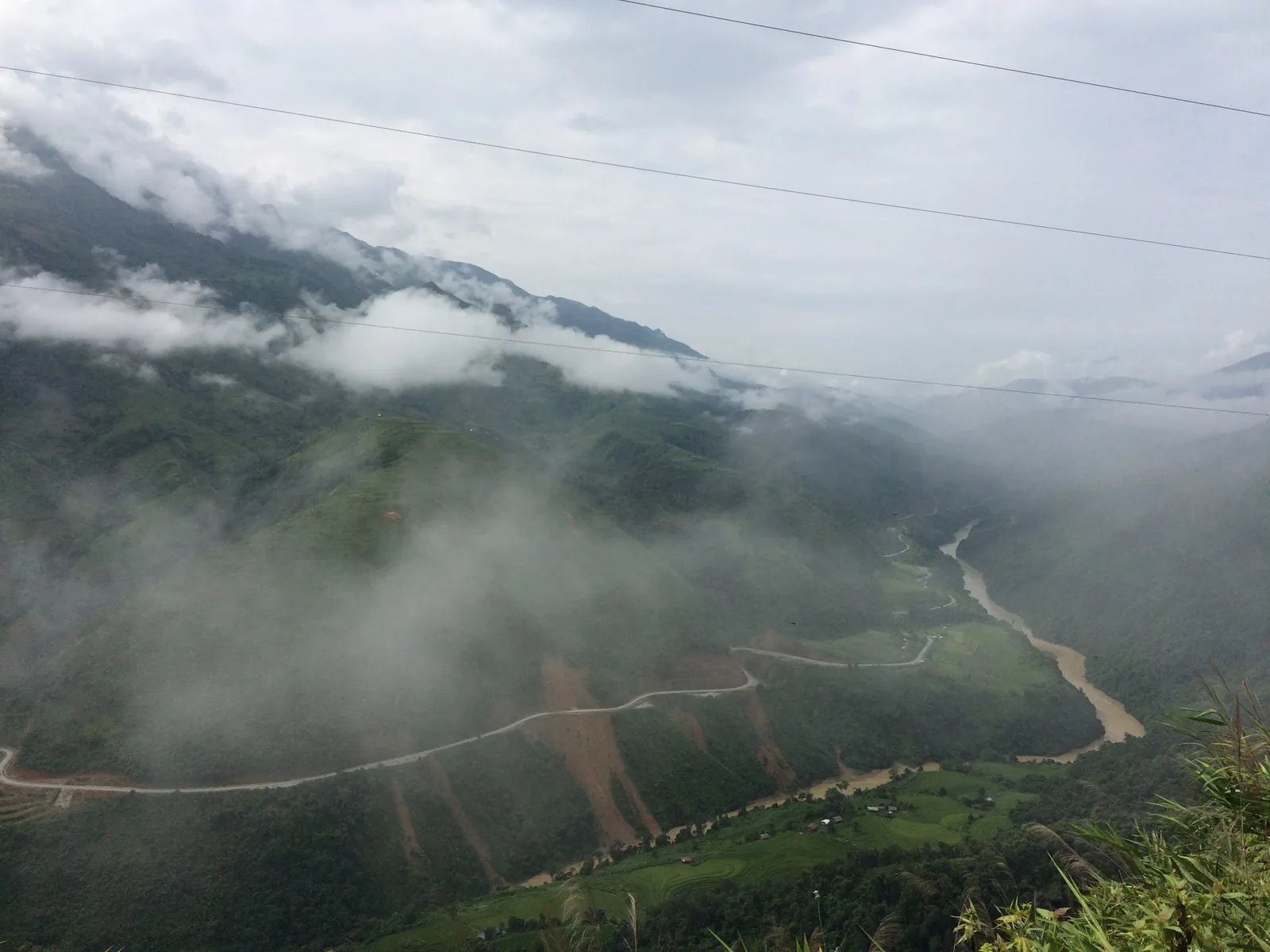 Mây vắt ngang thung lũng Nậm Ban (Sìn Hồ cũ), dòng sông uốn dưới đáy thung