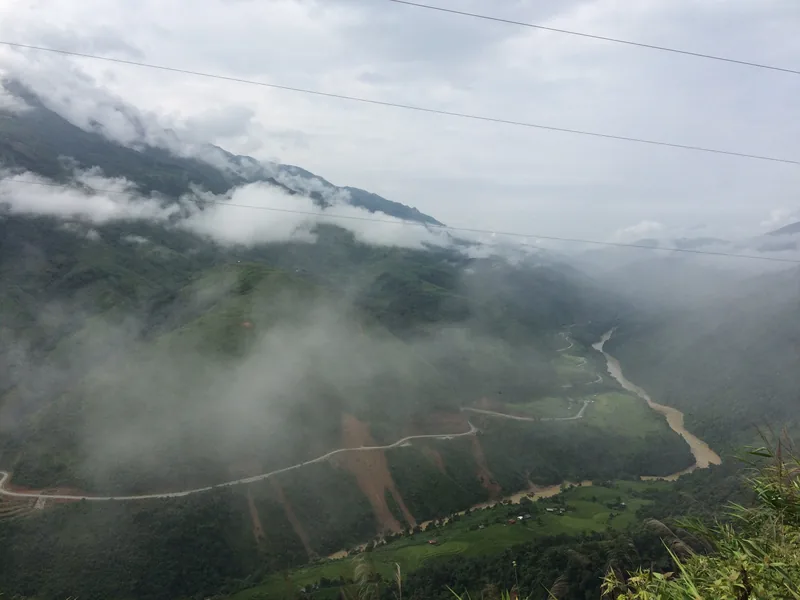 Mây vắt ngang thung lũng Nậm Ban (Sìn Hồ cũ), dòng sông uốn dưới đáy thung