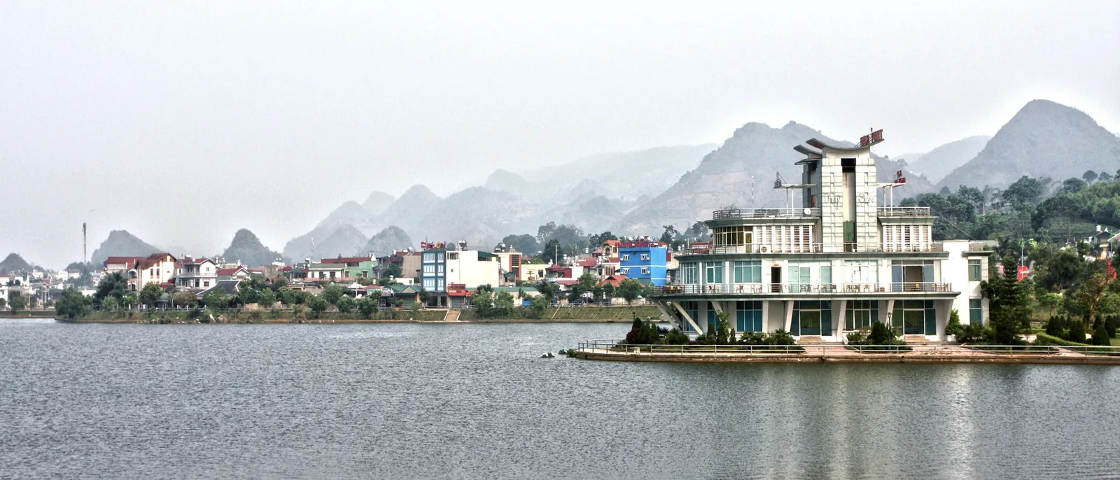 Hồ nước giữa khu đô thị trung tâm tỉnh Lai Châu, phía sau là núi đá