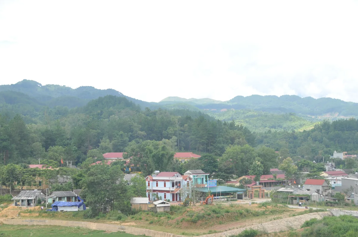 Những dãy nhà của thị trấn Than Uyên cũ giữa ruộng và đồi thấp